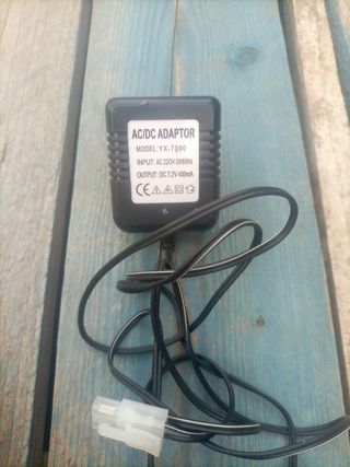 cargadores de patinete y una batería