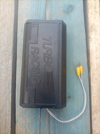 cargadores de patinete y una batería