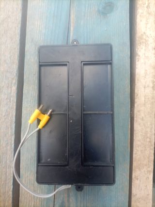 cargadores de patinete y una batería