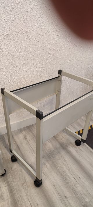 Carro metálico con ruedas 