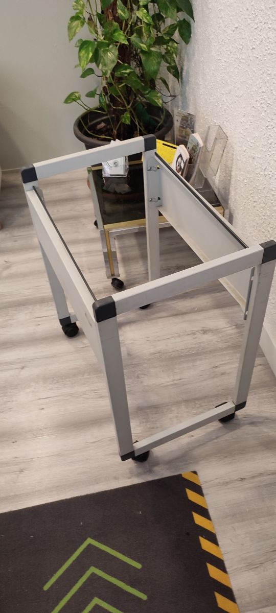 Carro metálico con ruedas