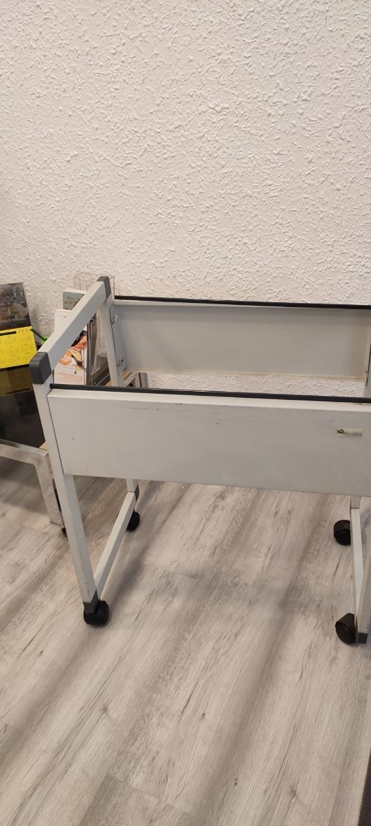 Carro metálico con ruedas