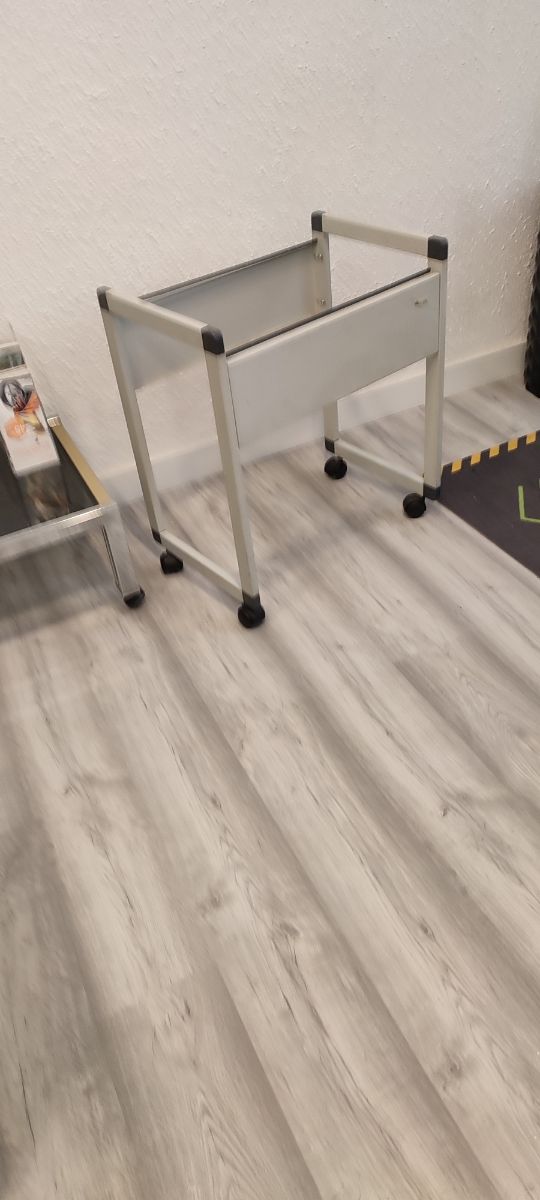 Carro metálico con ruedas