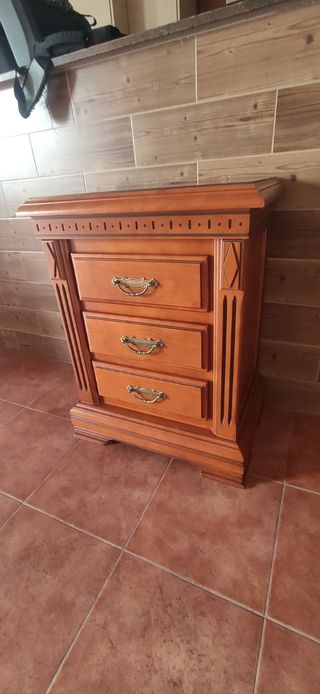 Cama de 105 y Mesita de noche.