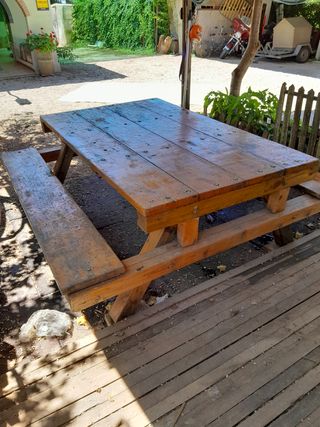 TAVOLO DA PICNIC IN GIARDINO E PING PONG.