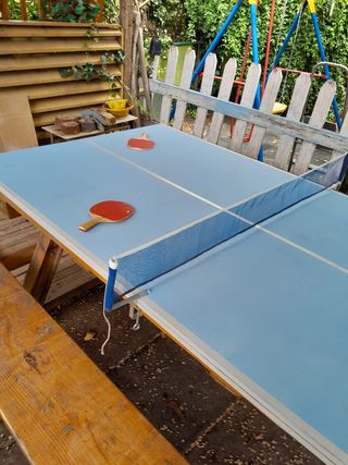 TAVOLO DA PICNIC IN GIARDINO E PING PONG.