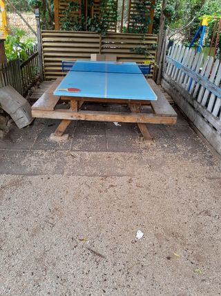 TAVOLO DA PICNIC IN GIARDINO E PING PONG.
