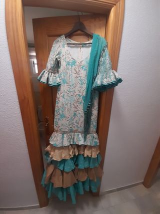 Traje flamenca y manton