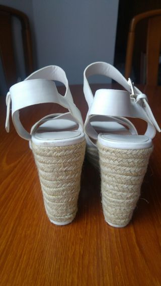 Sandalia cuña alta blanco roto