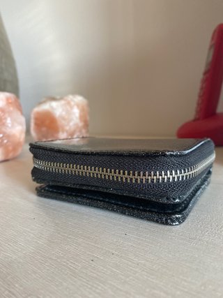 Cartera negra brillante Stradivarius