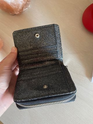Cartera negra brillante Stradivarius