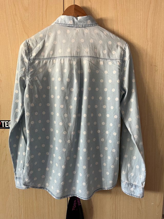 Camicia da donna celeste con pois bianchi