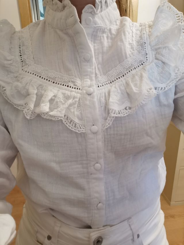 Preciosa blusa blanca con cuello Moitt