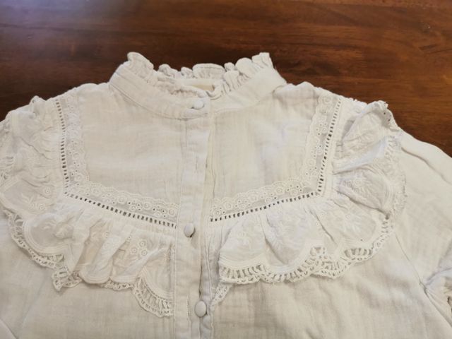 Preciosa blusa blanca con cuello Moitt