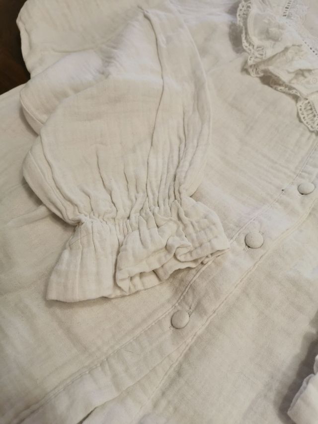 Preciosa blusa blanca con cuello Moitt