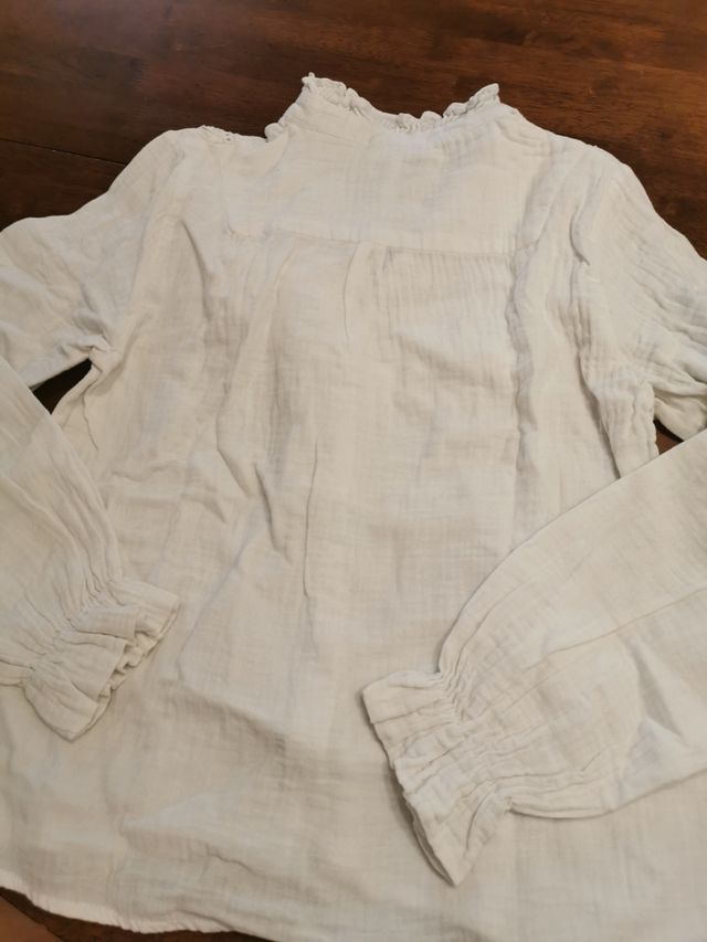 Preciosa blusa blanca con cuello Moitt