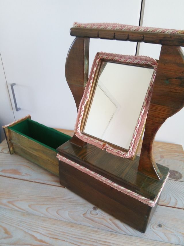 Deliziosa specchiera con cassetto