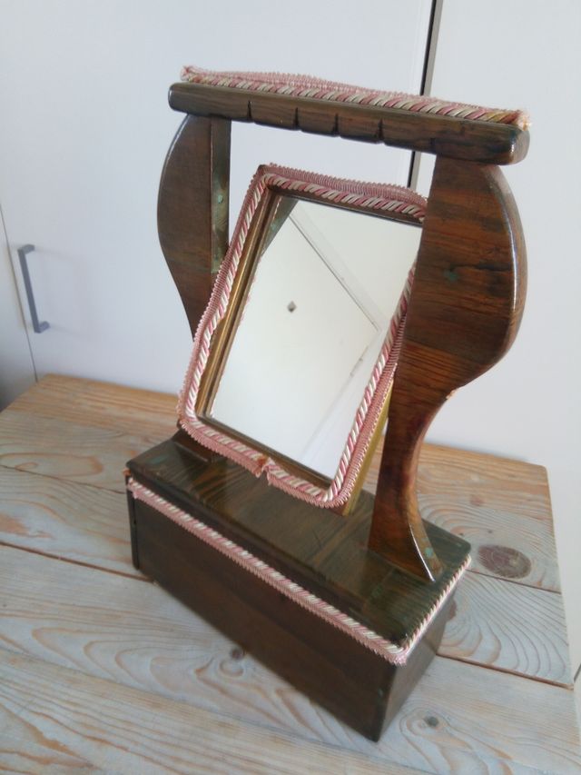 Deliziosa specchiera con cassetto