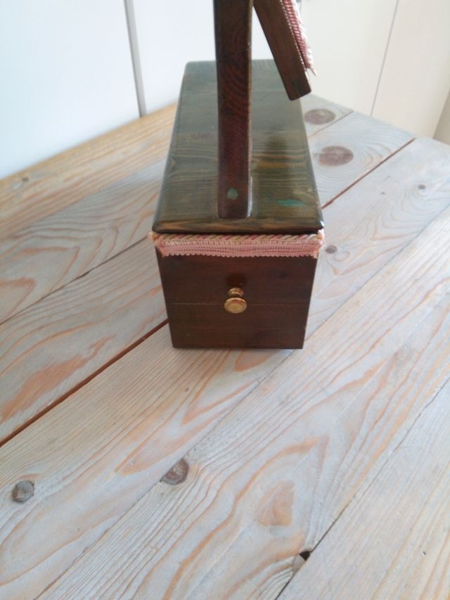 Deliziosa specchiera con cassetto