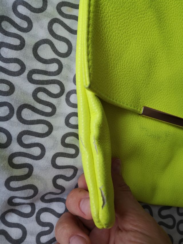 bolso amarillo fluor