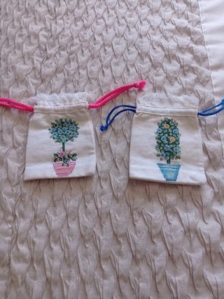 Revistas de punto de cruz y sacos para jabón