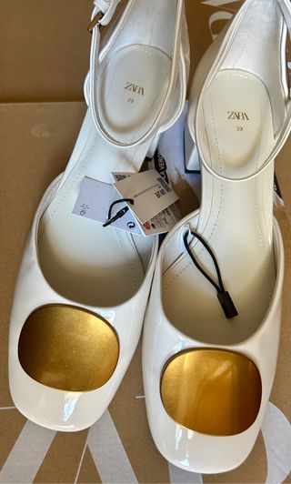 Zapato tacón hebilla dorada zara