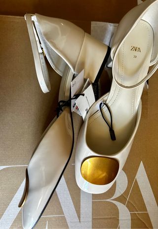 Zapato tacón hebilla dorada zara