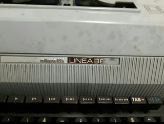 Máquina de escribir antigua OLIVETTI linia 88.