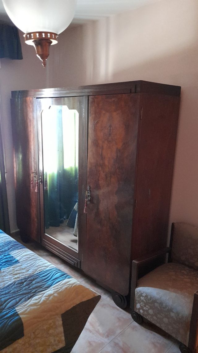 antiquísimo dormitorio de madera de raiz