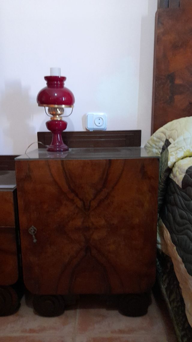 antiquísimo dormitorio de madera de raiz