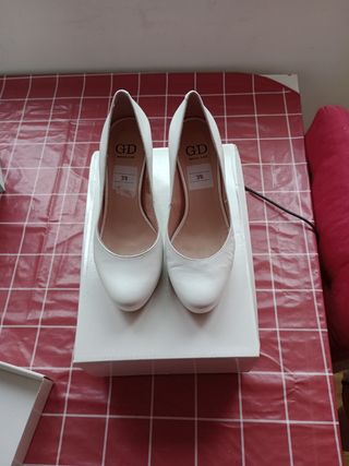 Zapatos tacón blancos novia.
