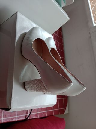Zapatos tacón blancos novia.