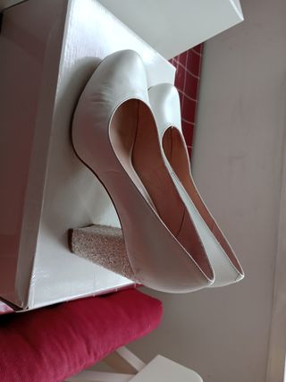Zapatos tacón blancos novia.