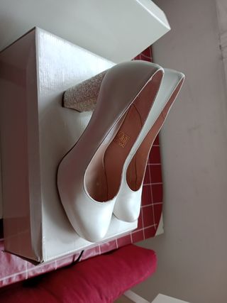 Zapatos tacón blancos novia.