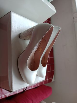 Zapatos tacón blancos novia.