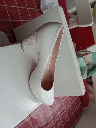 Zapatos tacón blancos novia.