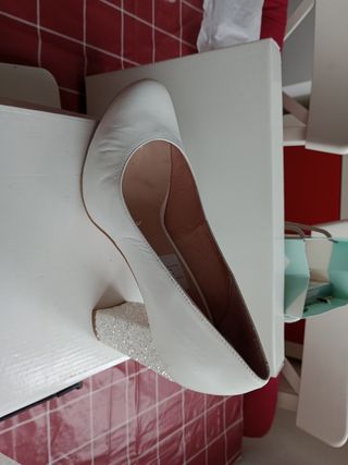 Zapatos tacón blancos novia.