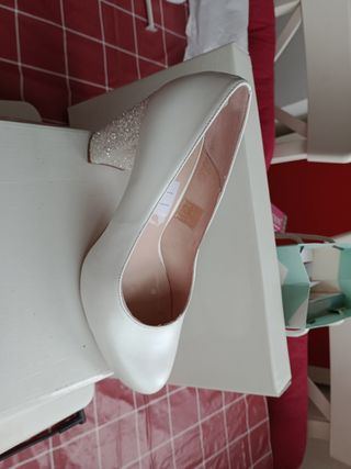 Zapatos tacón blancos novia.