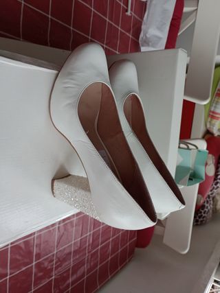 Zapatos tacón blancos novia.
