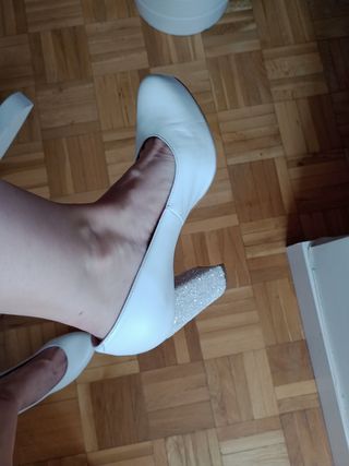 Zapatos tacón blancos novia.