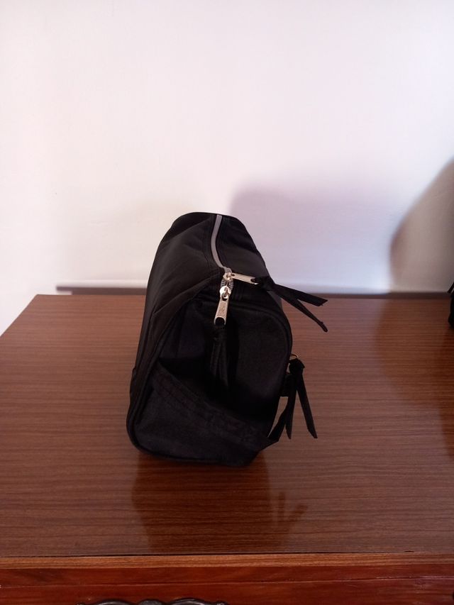 Bolsa de deporte o viaje con su neceser