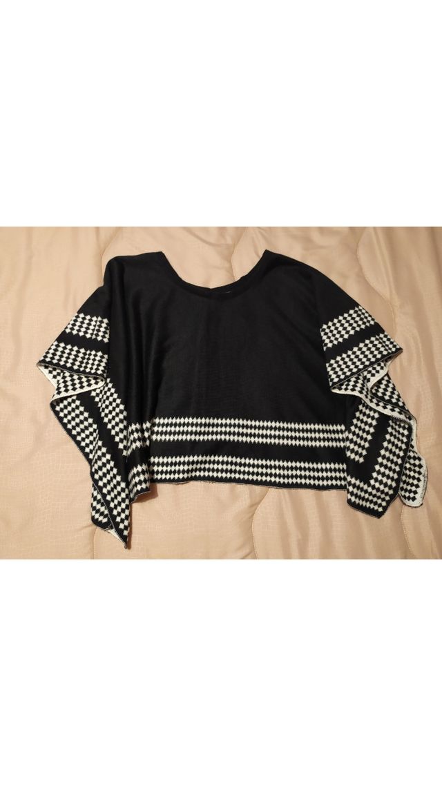 Mantella a volant bianco e nero per donna