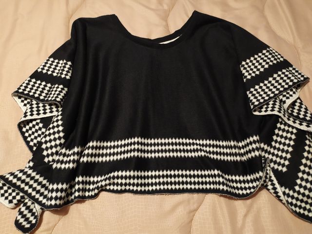 Mantella a volant bianco e nero per donna