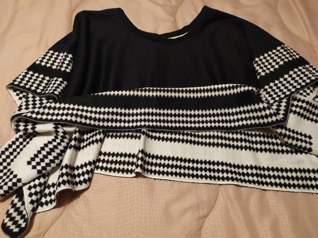 Mantella a volant bianco e nero per donna