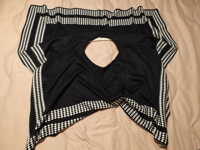 Mantella a volant bianco e nero per donna