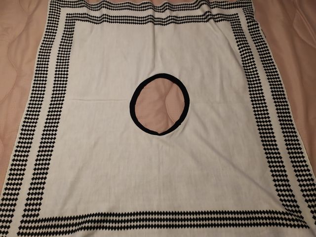 Mantella a volant bianco e nero per donna