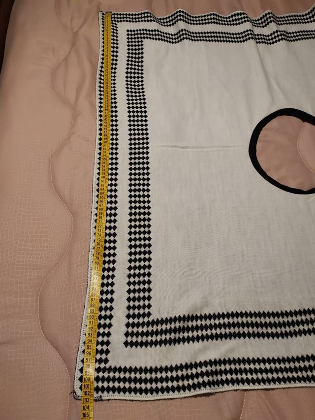 Mantella a volant bianco e nero per donna