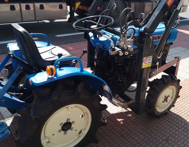 Minitractor con Pala cargadora