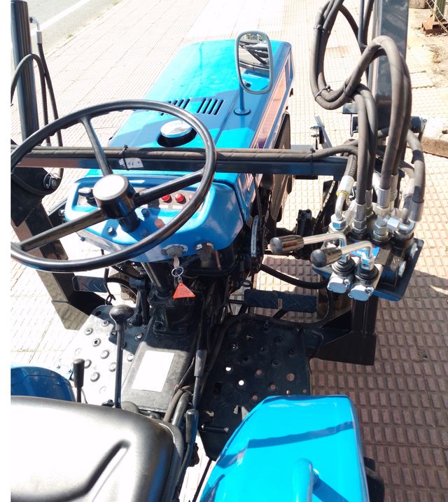 Minitractor con Pala cargadora