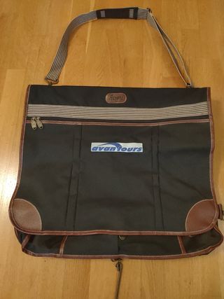 Bolsón grande con varios departamentos.